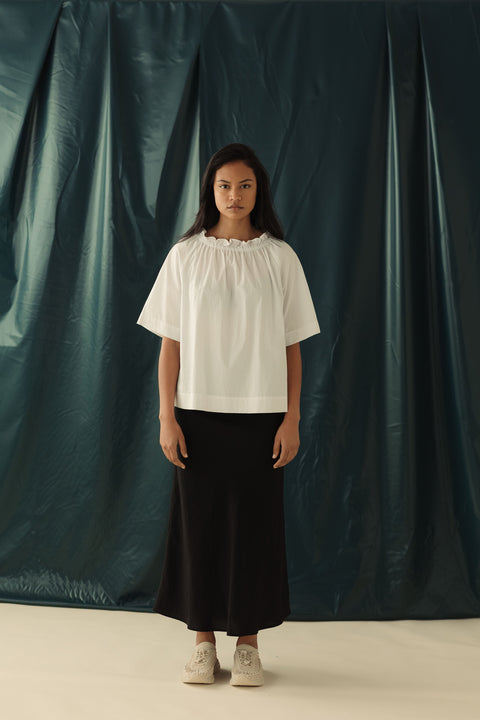 Mina Sarah Top - White blouse with ruffled neckline