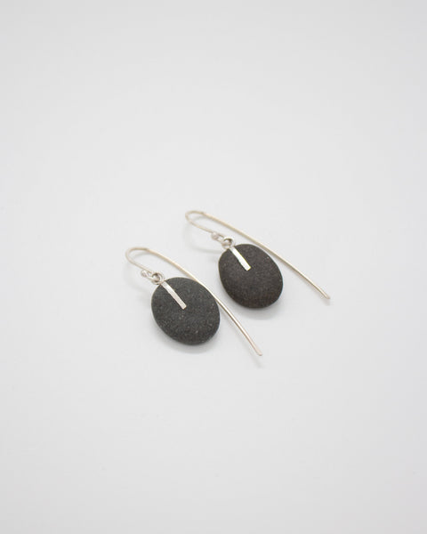 Pair of earrings with dark round stones